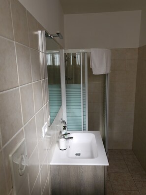 Classic Room, Non Smoking | Bathroom | Shower, hair dryer, bidet, towels - Residence Bonomelli (Bergamo)