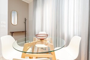 24-英寸液晶电视 （配备数码频道）、电视