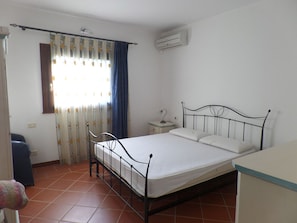 2 bedrooms, iron/ironing board, travel cot, free WiFi