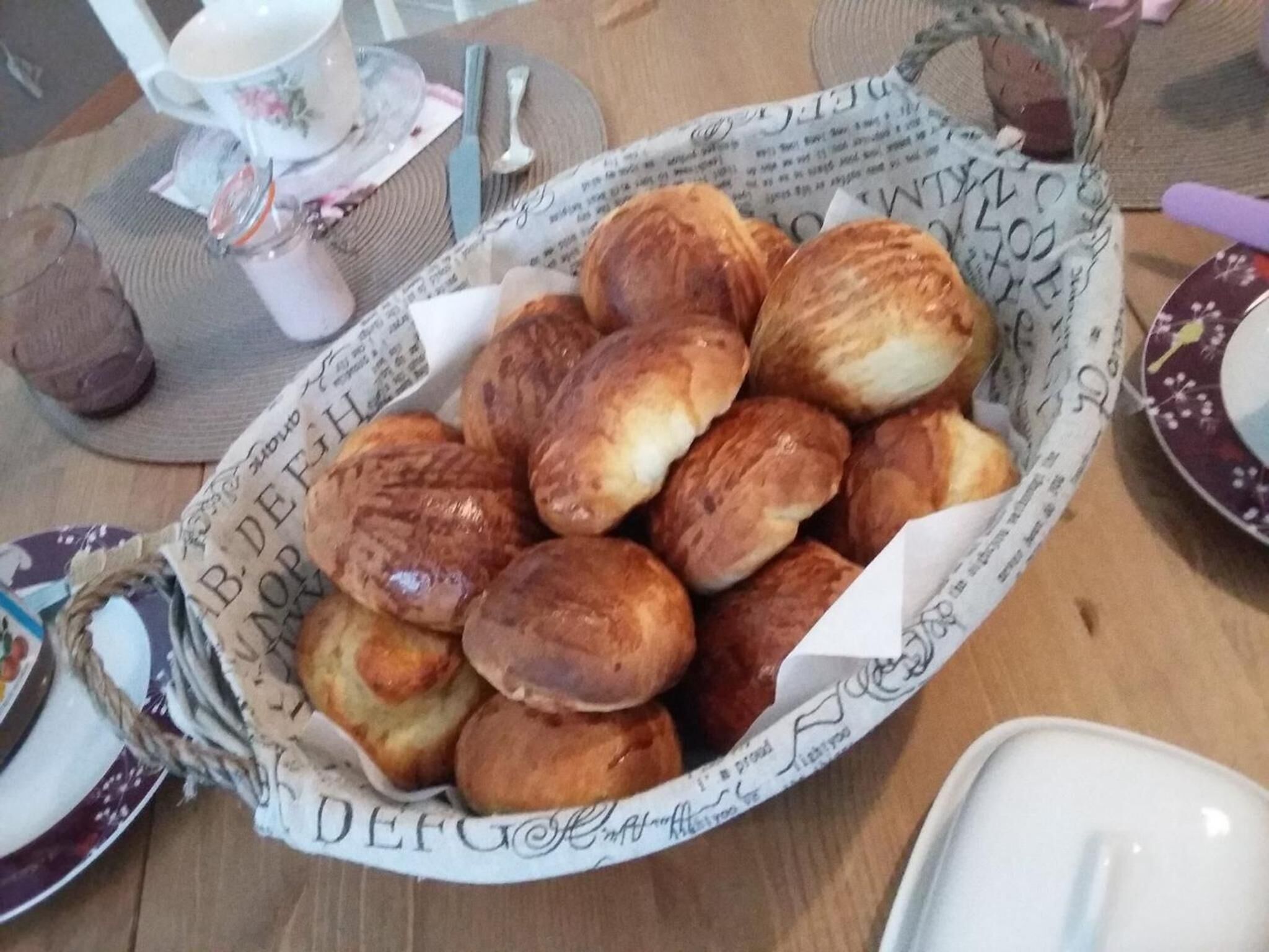 Un cesto di pane appena sfornato su un tavolo.