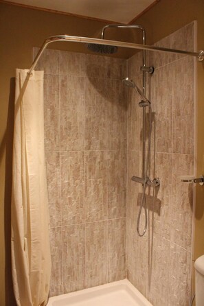 Shower, rainfall showerhead, hair dryer, towels - Du Côté de Lacoume (Anla)