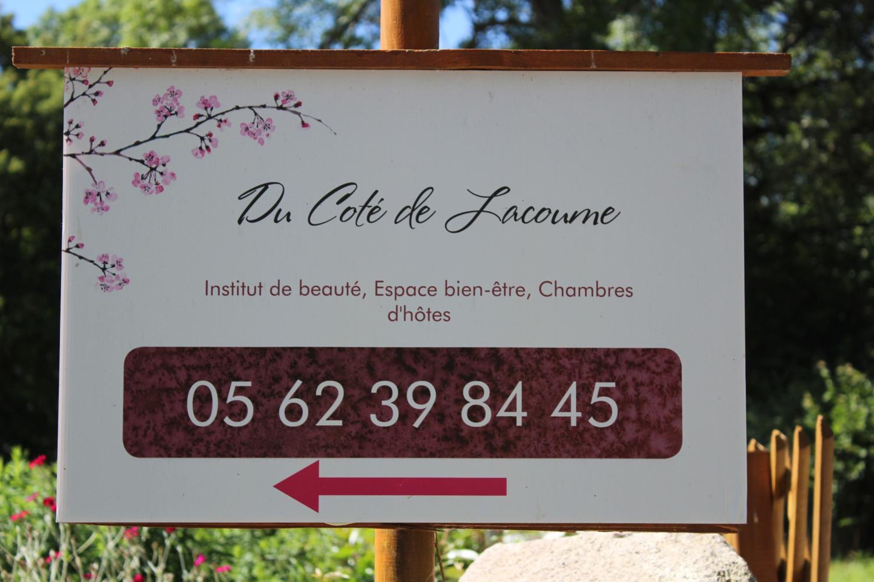 Un letrero con el texto 'Du Côte de Facoune' y el número de teléfono '05 62 39 84 45', con una flecha apuntando a la derecha.