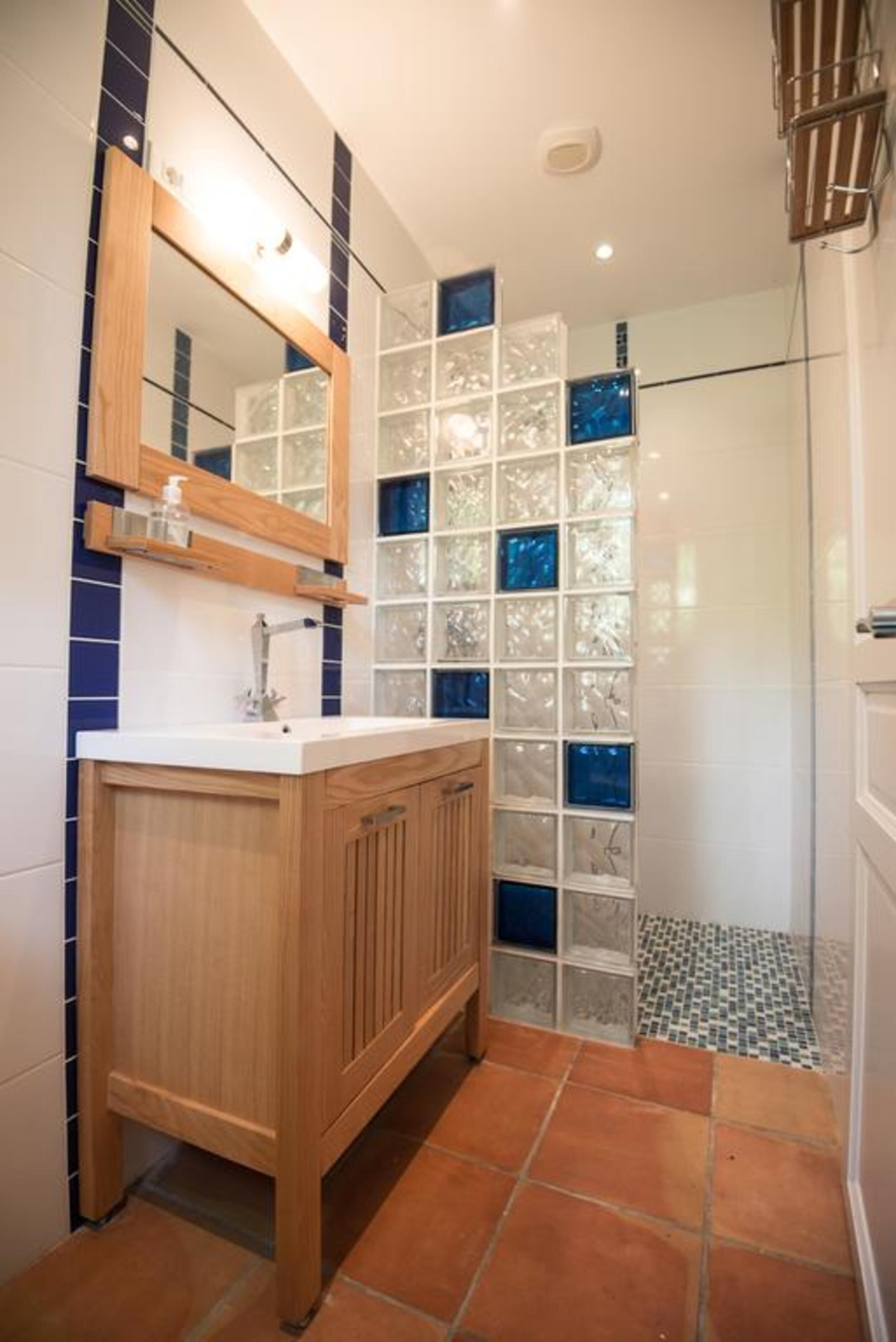 Suite, Lake View | Bathroom | Free toiletries, hair dryer, towels, soap