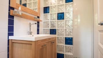 Suite, Lake View | Bathroom | Free toiletries, hair dryer, towels, soap