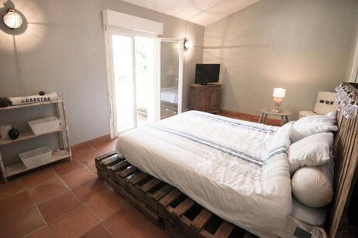 Suite, Lake View | 1 bedroom, iron/ironing board, WiFi (free), individually decorated