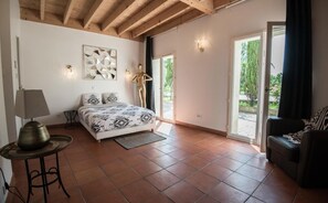 1 habitación, decoración personalizada y muebles diferentes
