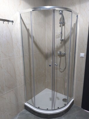 Departamento familiar, cocina | Regadera en el baño