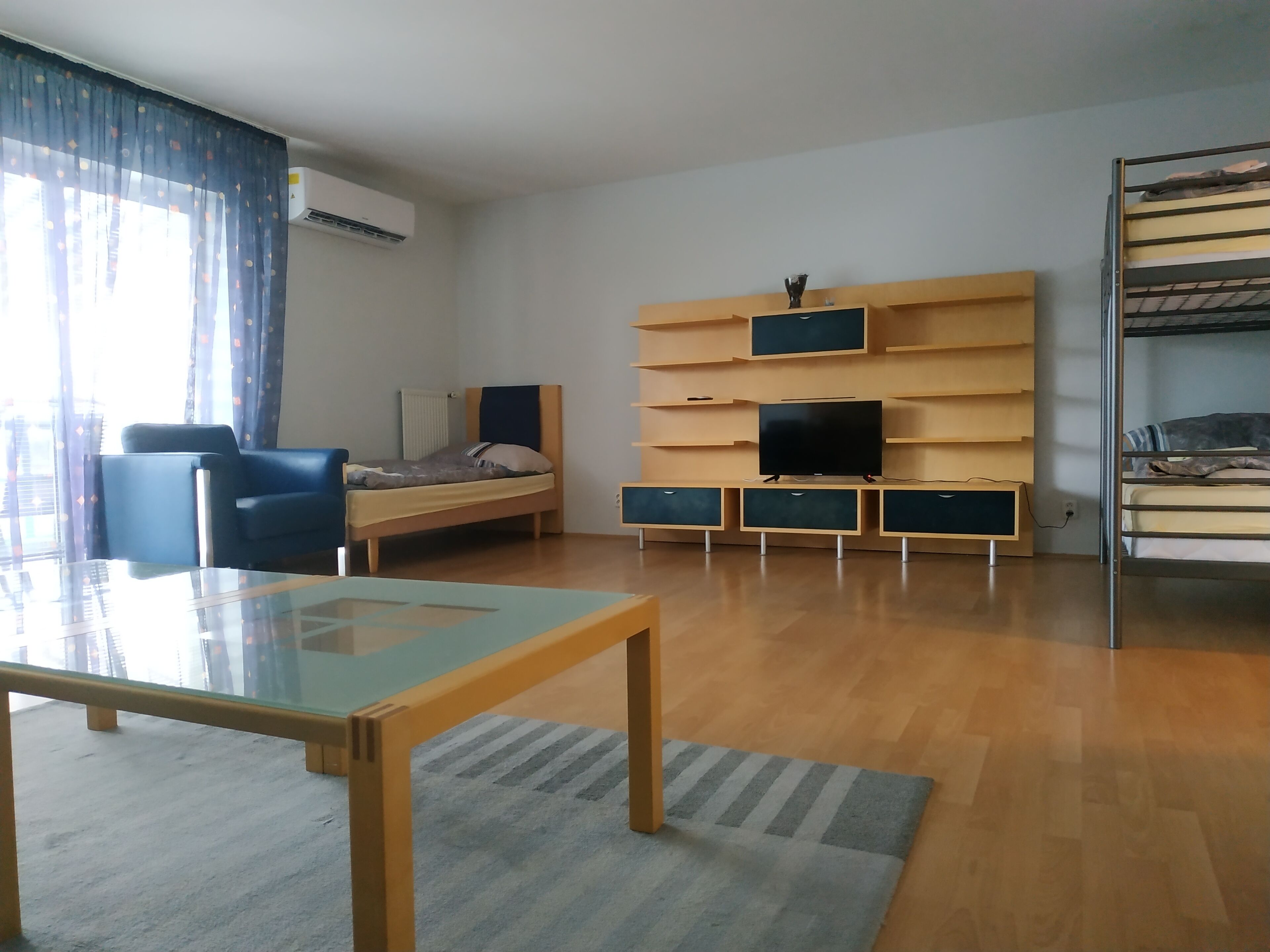 Suite | Wohnzimmer | 80-cm-LCD-Fernseher mit Digitalempfang, Fernseher