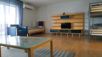 Suite | Wohnzimmer | 80-cm-LCD-Fernseher mit Digitalempfang, Fernseher