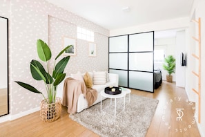Apartment | Wohnbereich | 42-Zoll-Smart-TV mit Kabelempfang, Fernseher, Pay-TV