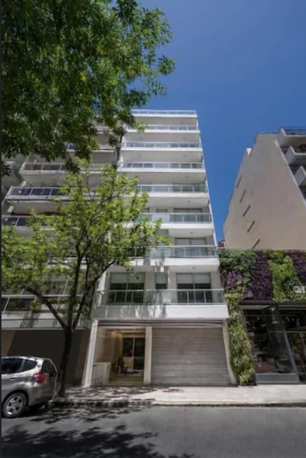 A multi-story building with a modern design, featuring a flat roof and large windows. - Top Rentals Palermo Chico (Buenos Aires)
