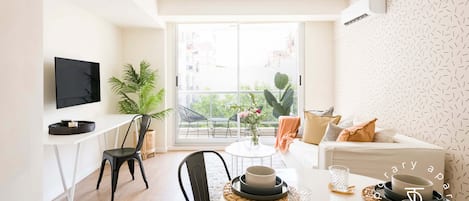 Departamento, 2 habitaciones | Área de sala de estar | Smart TV de 42 pulgadas con canales por cable y televisión