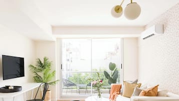 Apartamento, 2 habitaciones | Zona de estar | Smart TV de 42 pulgadas con canales por cable, una televisión
