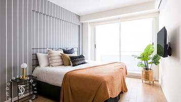 Studio | Hypo-allergenic bedding available, down comforters, in-room safe