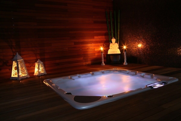 Indoor spa tub