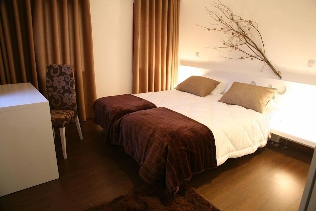 Twin Room | Desk, free cots/infant beds, free WiFi, bed sheets