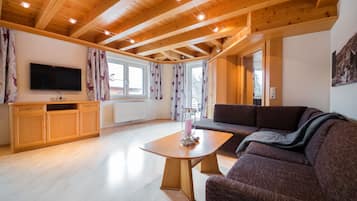 Superior Apartment, 4 Bedrooms (excl. 355 EUR cleaning fee) | Living area
