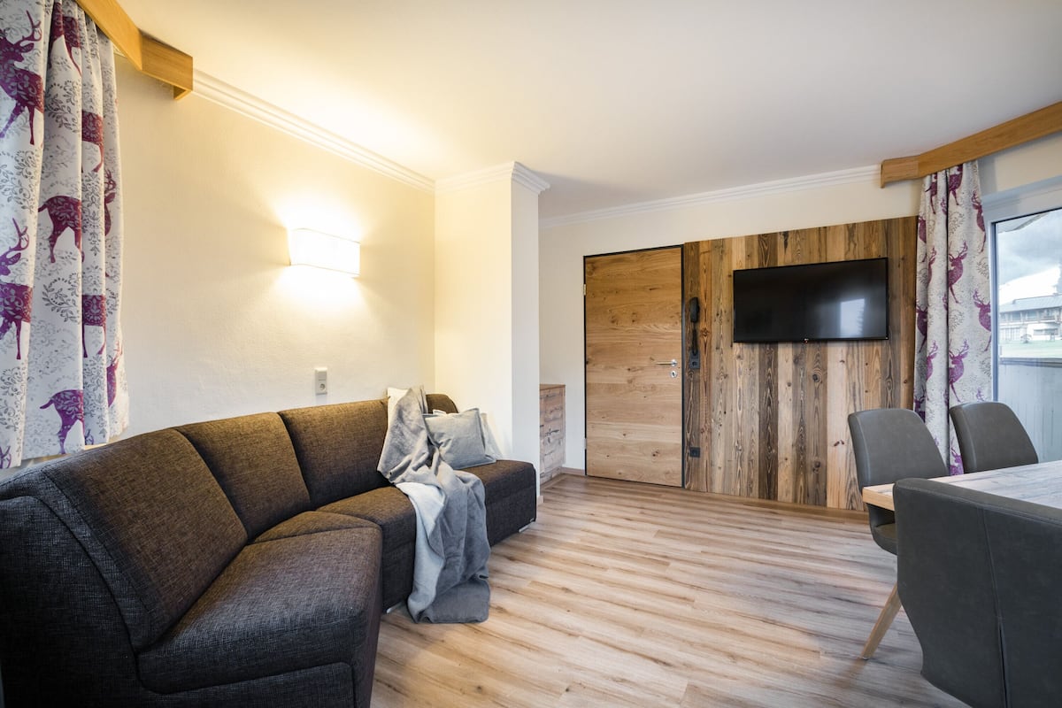 Superior Apartment, 2 Bedrooms (excl. 195 EUR cleaning fee) | リビングルーム | 薄型テレビ、おもちゃ