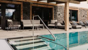 Piscina all'aperto, ombrelloni da piscina, lettini