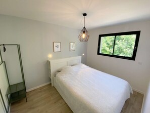 3 bedrooms, iron/ironing board, WiFi, bed sheets