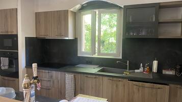 Réfrigérateur, micro-ondes, four, plaque de cuisson