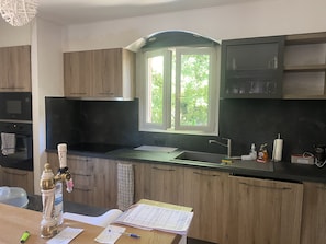 Réfrigérateur, micro-ondes, four, plaque de cuisson