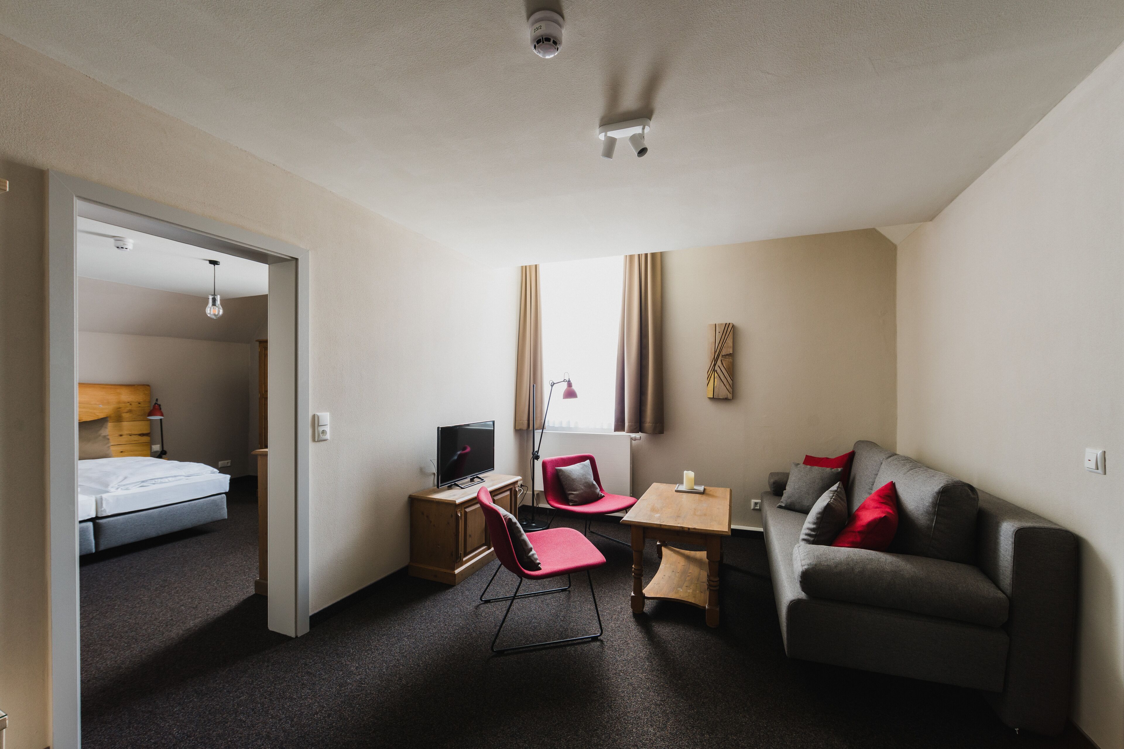 junior suite | living area | tv, books