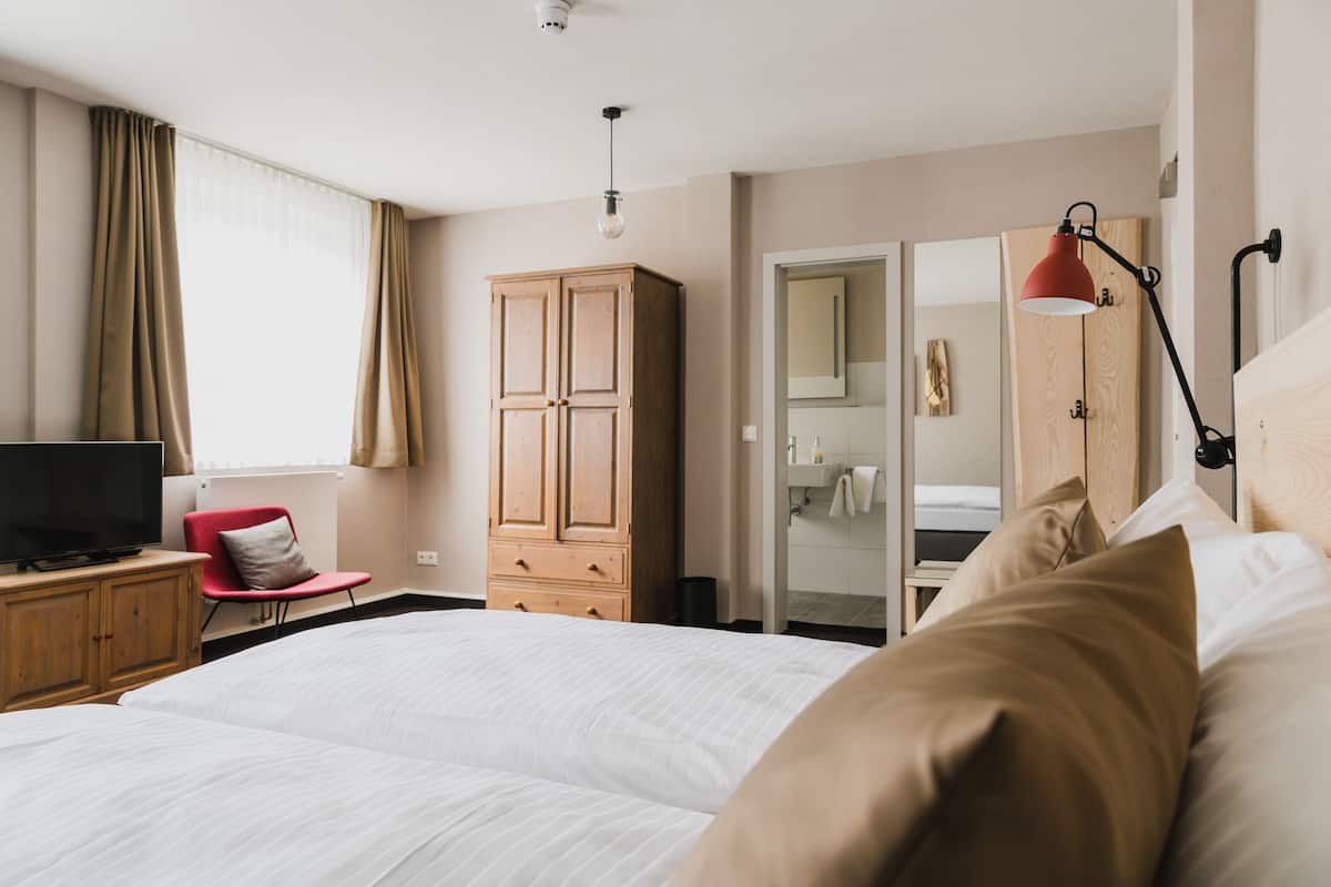 Habitación doble | Ropa de cama hipoalergénica y cortinas opacas