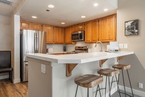 Frigorifero, microonde, forno, piano cottura