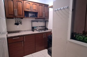 Réfrigérateur, micro-ondes, four, cafetiÚre/bouilloire