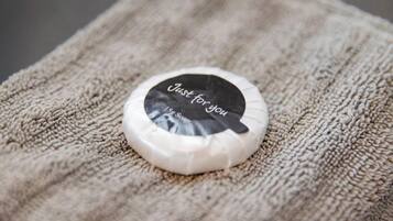 Un objet rond et blanc, orné d’une étiquette noire, posé sur une serviette beige à texture.