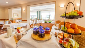 Een ontbijtbuffet met diverse gerechten en een fruitpresentatie.