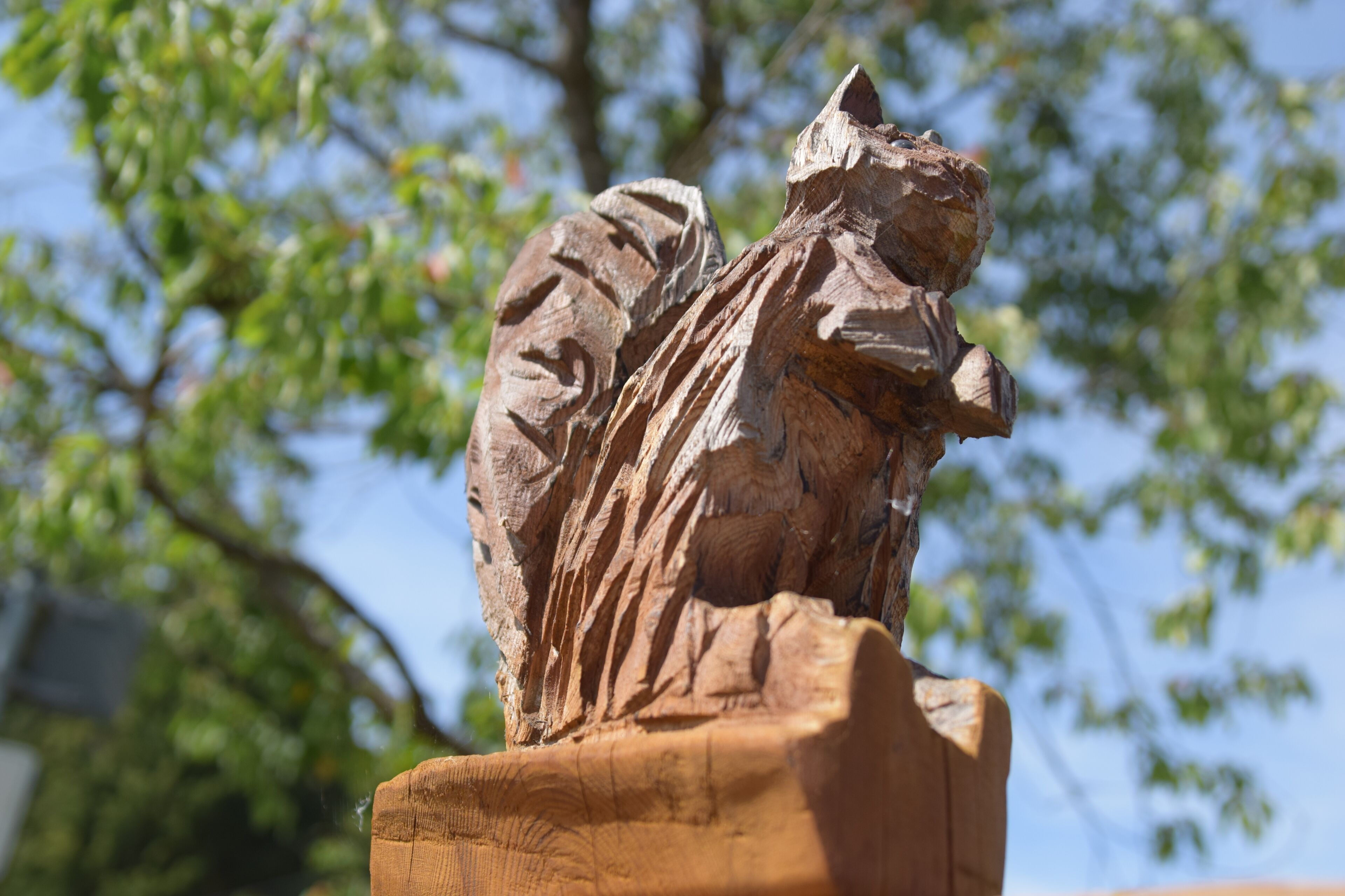 Una escultura de madera de cabeza de caballo montada sobre una base de madera.