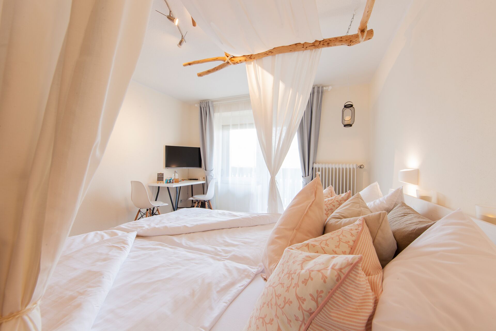 Une chambre à coucher avec un lit, un bureau et une chaise.
