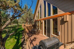 Outdoor dining - Forest Ridge - Private Hot Tub, Cute Cabin, Family Eagle Crest Sunny Getaway! (Redmond)