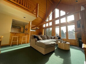 TV, fireplace - Forest Ridge - Private Hot Tub, Cute Cabin, Family Eagle Crest Sunny Getaway! (Redmond)
