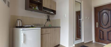 Kjøleskap, kokeplater, kaffetrakter/tekoker og vannkoker