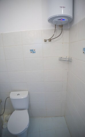 Een douche, een haardroger, handdoeken, shampoo