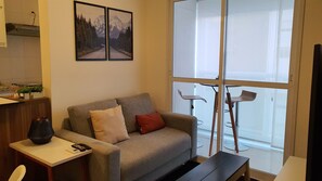 Appartement | Aire de séjour | Téléviseur à DEL de 55 po avec télévision par câble, téléviseur, Netflix