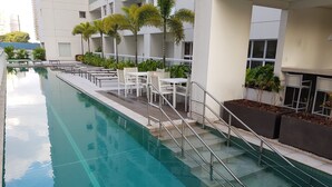Kolam renang outdoor, dengan payung kolam renang dan kursi berjemur