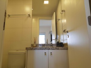 Apartamento | Baño | Ducha, secador de pelo y toallas