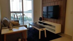 Apartemen | Ruang keluarga | Televisi LED 55-inci dengan saluran TV kabel, TV, dan Netflix
