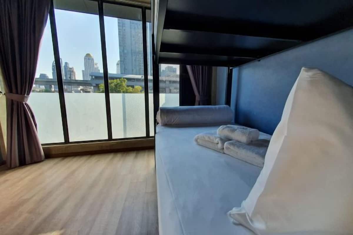 2 bedrooms, in-room safe, desk, blackout curtains