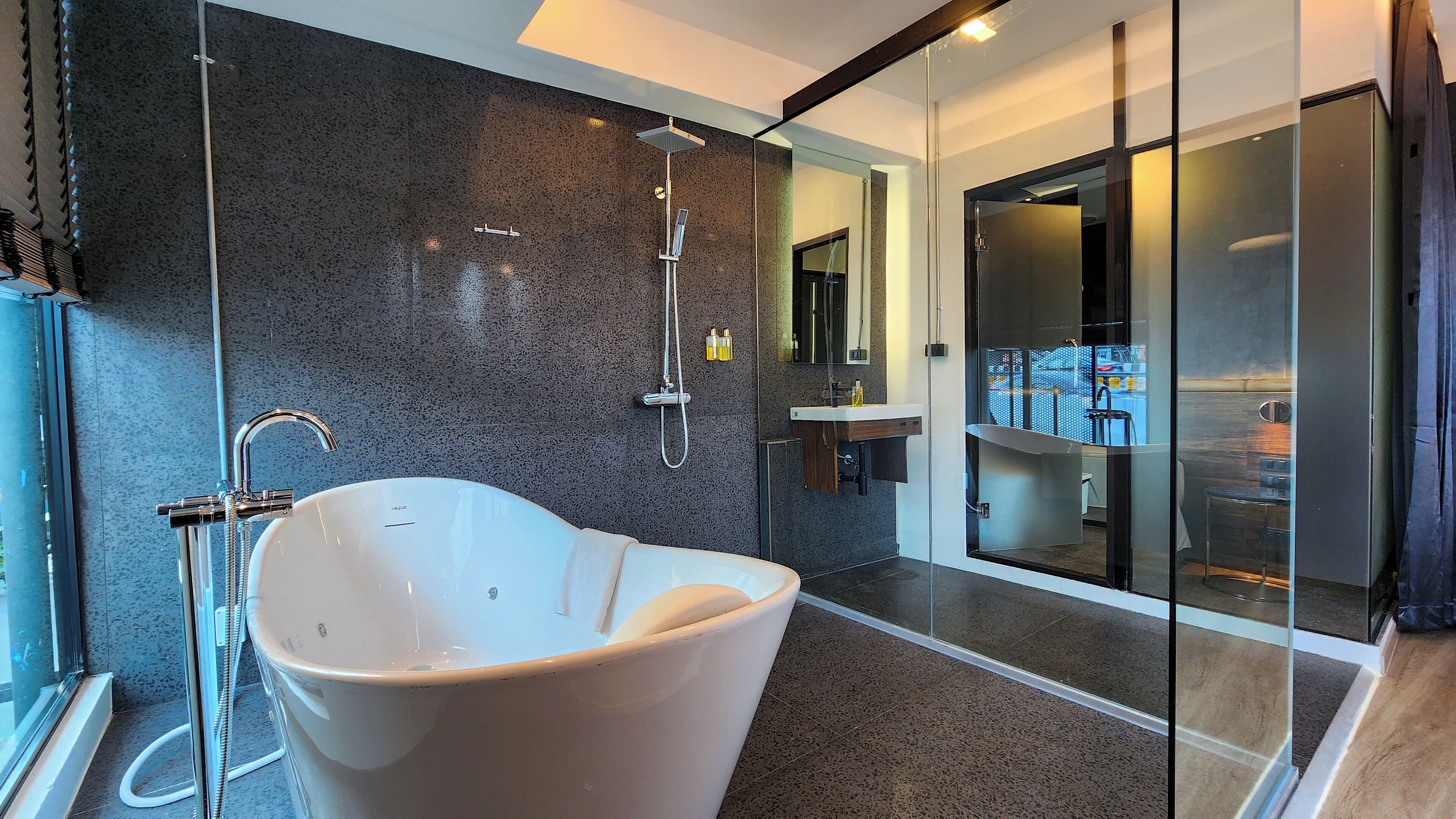 King Corner Grand suite (OGC) | Bathroom | Slippers, towels
