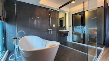 King Corner Grand suite (OGC) | Bathroom | Slippers, towels