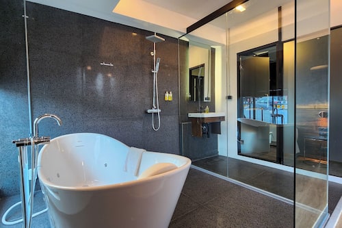 King Corner Grand suite (OGC) | Bathroom | Slippers, towels