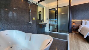 King Corner Grand suite (OGC) | Phòng tắm | Dép đi trong nhà, khăn tắm 