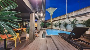 Hồ bơi ngoài trời, mở cửa từ 8:00 đến 22:00, ghế dài tắm nắng 
