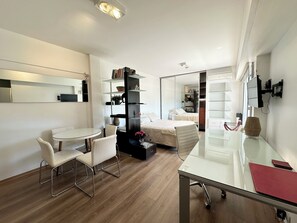 1 chambre, fer et planche Ă repasser, Wi-Fi gratuit, draps fournis