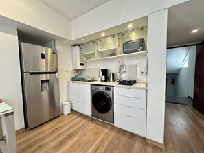 Kühlschrank, Mikrowelle, Ofen, Wasserkocher mit Kaffee-/Teezubehör